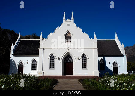 L'Église réformée néerlandaise, datant de 1846, est considérée à Franschhoek, une partie de la zone de production de vin d'Afrique du Sud le 9 mars 2017. © John Voos Banque D'Images