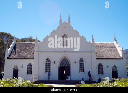 L'Église réformée néerlandaise, datant de 1846, est considérée à Franschhoek, une partie de la zone de production de vin d'Afrique du Sud 10 mars 2017. © John Voos Banque D'Images