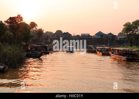 Bouchon de Kampong village flottant, Cambodge Banque D'Images