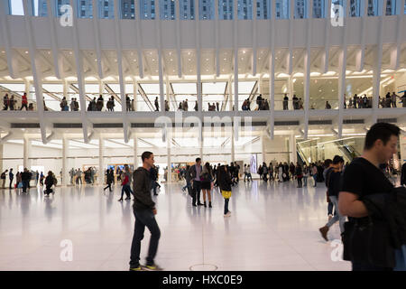 NEW YORK CITY - 1 octobre 2016 : marche à travers l'oculus de l'architecte Santiago Calatrava, un centre commercial et centre de transport dans le bas Banque D'Images
