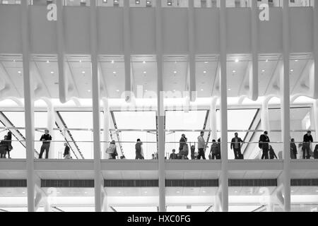 NEW YORK CITY - 1 octobre 2016 : l'intérieur de Santiago Calatrava, Oculus, le moderne, clair et aéré, centre commercial et de transport dans le bas Banque D'Images