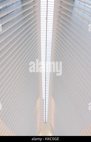 NEW YORK CITY - 1 octobre 2016 : la colonne centrale dans le plafond de Santiago Calatrava, Oculus l'énorme centre de transport pour le métro. Banque D'Images