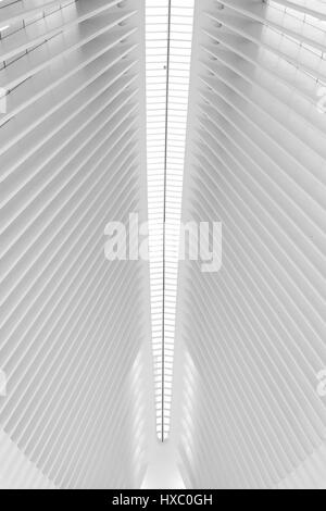 NEW YORK CITY - 1 octobre 2016 : la colonne centrale dans le plafond de Santiago Calatrava, Oculus l'énorme centre de transport pour le métro et vo Banque D'Images