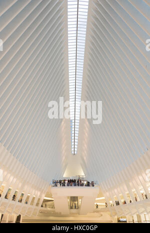 NEW YORK CITY - 1 octobre 2016 : l'intérieur de l'Oculus, Santiago Calatrava gare moderne et centre commercial, Fulton Street Station à abaisser Ma Banque D'Images