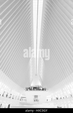 New York City - 1 octobre 2016 : à la recherche jusqu'à l'intérieur de Santiago Calatrava, Oculus New York, le centre des transports en basse Banque D'Images