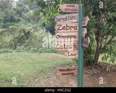 Liste des signes en bois animaux d'Afrique à l'affiche au parc zoologique en Ouganda. Banque D'Images