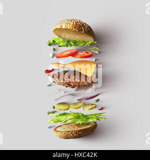 Vue de dessus du cheeseburger ingrédients représentés contre fond blanc. Hamburger ou un sandwich au fromage, tomate, boeuf, etc. Banque D'Images