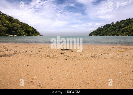 Un angle bas tourné d'un vide et belle Monkey Bay sur l'île de Tioman au large de la Malaisie. Il était tout à fait un travail difficile mais superbe randonnée à travers t Banque D'Images