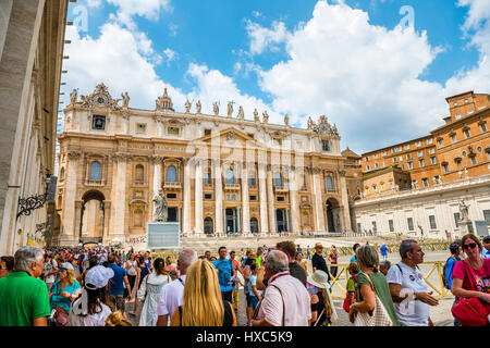 La Basilique St Pierre, la Place Saint Pierre avec les touristes, Cité du Vatican, Vatican, Rome, Latium, Italie Banque D'Images