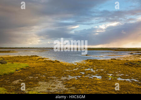 Scène paisible sur le lac de nuages, Loch Euphoirt, North Uist, Outer Hebrides Banque D'Images