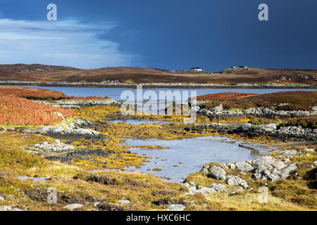 Vue tranquille ensoleillée des roches escarpées et le lac Loch, Euphoirt, North Uist, Outer Hebrides Banque D'Images