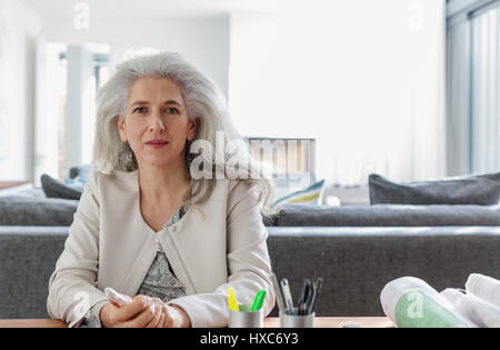 Portrait femme confiante architecte en bureau à domicile Banque D'Images