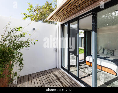 Home Vitrine moderne, ensoleillée patio et une chambre Banque D'Images