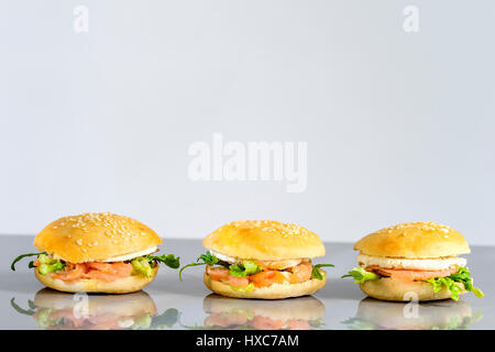 Burger au saumon fumé feuilleté en ligne Banque D'Images