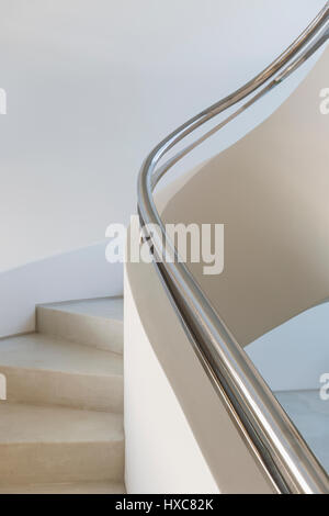 Garde-corps en acier inoxydable le long escalier en spirale dans home showcase interior Banque D'Images