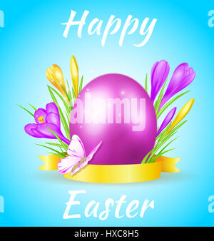 Easter Egg violet, les crocus et papillon sur fond bleu Banque D'Images