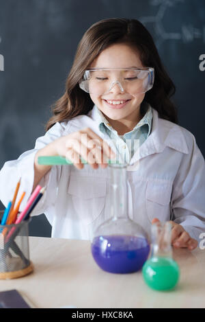 Heureux élève participant à l'expérience de chimie à l'école Banque D'Images