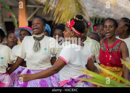 Madagascar, Nosy Boraha (aka Ile Ste Marie). Les danseurs folkloriques de bienvenue. Banque D'Images