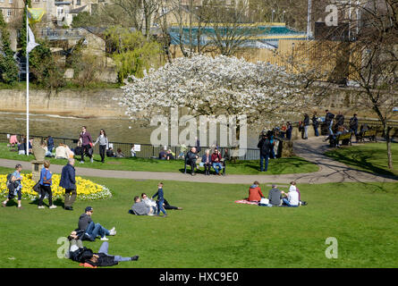 Les visiteurs de baignoire's Parade Gardens sont illustrés en profitant de l'beau temps et chaud soleil du printemps à Bath, Angleterre, Royaume-Uni Banque D'Images