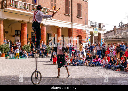 Italie Emilie Romagne Saludecio Entertainment Street Banque D'Images