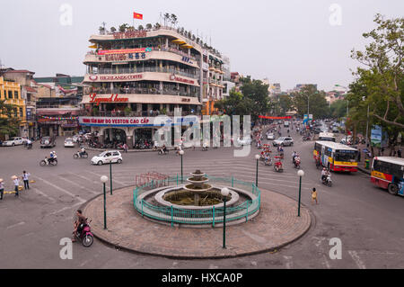 Les Highlands à Dong Kinh bâtiment Café Nghia Thuc Square rond-point junction à Hanoi, Vietnam Banque D'Images