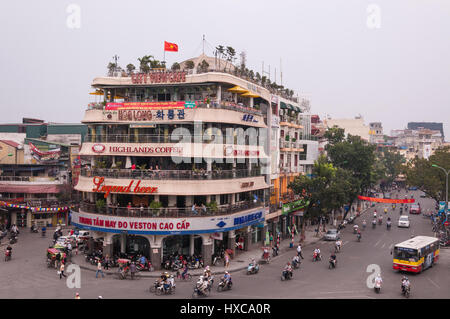 Les Highlands à Dong Kinh bâtiment Café Nghia Thuc Square rond-point junction à Hanoi, Vietnam Banque D'Images