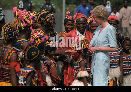 La princesse de Galles s'entretient avec les danseurs dans la ville isolée de Enugu. Banque D'Images