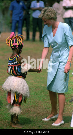 La princesse de Galles, serre la main avec une jeune danseuse tribal à Enugu. Banque D'Images