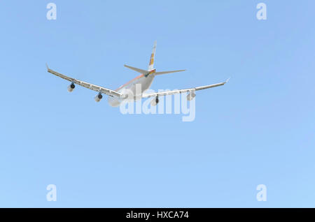 Vue arrière de l'antenne de l'avion Airbus A340 d'Iberia, compagnie aérienne, quand c'est au décollage à Madrid - Barajas, Adolfo Suarez l'aéroport. Quatre moteurs. Ciel bleu. Banque D'Images