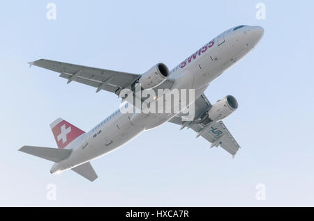 Avion Airbus A320, de Swiss International Air Lines, est décoller de Madrid - Barajas, Adolfo Suarez l'aéroport. Deux moteurs. Le coucher du soleil. De l'automne. Banque D'Images