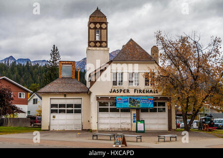 1936 La Caserne de Jasper, sur la rue Main, qui est maintenant utilisé comme artiste Jasper's Guild, Jasper, parc national de Jasper, Canada. Banque D'Images