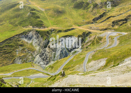 Image d'une route sinueuse qui monte au col du Tourmalet sur le du nord-ouest dans les montagnes des Pyrénées. Banque D'Images