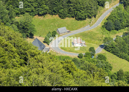 Virages en épingle sur une route en montant vers le Col d'Aspin dans les Pyrénées Moutnains,France Banque D'Images