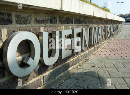 Affiche murale marquant l'entrée de l'hôpital Queen Mary, au sud-ouest de roehampton, Londres, Angleterre Banque D'Images