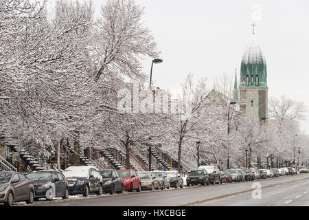 Montréal, Canada - 25 mars 2017 : La rue Christophe-Colomb et paroisse église Saint-Arsene en hiver Banque D'Images