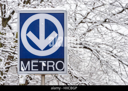 Montréal, Canada - 25 mars 2017 : Montréal Métro STM panneau bleu pendant une tempête de neige Banque D'Images