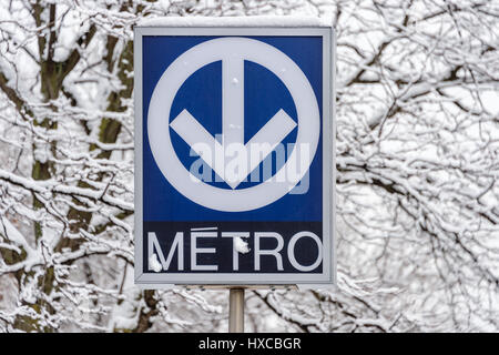 Montréal, Canada - 25 mars 2017 : Montréal Métro STM panneau bleu pendant une tempête de neige Banque D'Images