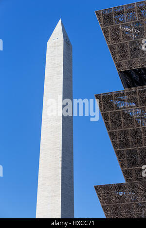 L'architecture de l'angulaire National Museum of African American History and Culture contraste avec le Washington Monument à Washington, DC Banque D'Images