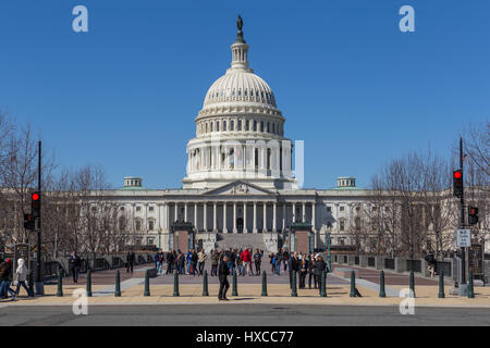 Les touristes et les visiteurs à l'avant du Capitole à Washington, DC. Banque D'Images