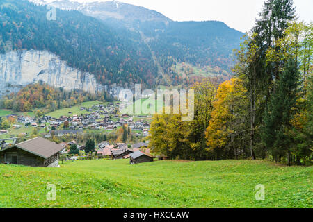 Vue sur le village à l'Alpes en Suisse Banque D'Images