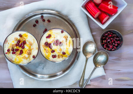 Mousse au chocolat blanc avec de la rhubarbe pochée - Vue de dessus Banque D'Images