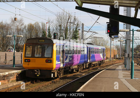 Feu vert pour la réouverture de s'installer à Carlisle à l'Eden ligne sourcils comme Pacer dmu quitte la gare de Carlisle avec un spécial pour Appleby le 24 mars 2017 Banque D'Images