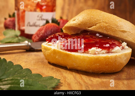 Les petits pains au fromage à la crème et de la confiture de fraises fraîches, petits pains au fromage à la crème fraîche et de confiture de fraises |, Brötchen und Frischkäse mit frischer Erdbe Banque D'Images