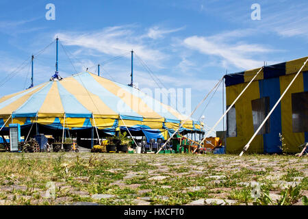 Une tente de cirque au cours de la construction sur un lieu public, une tente de cirque au cours de la construction d'un lieu public, Zirkuszelt | Ein während des Aufba Banque D'Images
