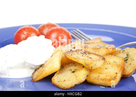 Pommes de terre rissolées avec tomates et fromage sur une assiette, Frites avec sauce tomate et fromage cottage sur une plaque |, Bratkartoffeln mit Tomaten und auf Quark Banque D'Images