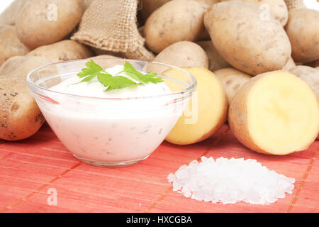 Les pommes de terre avec le sel et caillebotte, les pommes de terre avec du sel et du fromage cottage |, Kartoffeln mit Salz und Quark |Les pommes de terre avec le sel et le fromage cottage| Banque D'Images