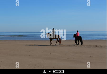 Les cavaliers sur la plage de Tentsmuir Fife Ecosse Mars 2017 Banque D'Images