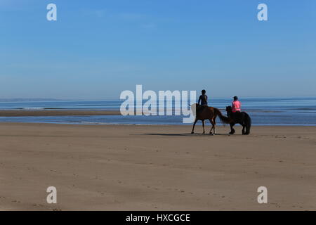 Les cavaliers sur la plage de Tentsmuir Fife Ecosse Mars 2017 Banque D'Images