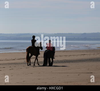 Les cavaliers sur la plage de Tentsmuir Fife Ecosse Mars 2017 Banque D'Images