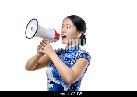 Belle femme chinoise en costume traditionnel de crier dans un mégaphone porte-voix forte ou à un rassemblement ou une manifestation ou lorsqu'il est question d'une foule les s Banque D'Images